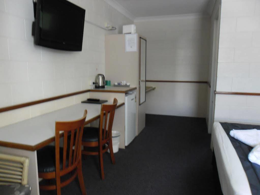 Banjo Paterson Motor Inn Townsville Exterior photo